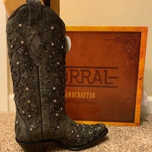 NWT Buckle Corrall Boots!